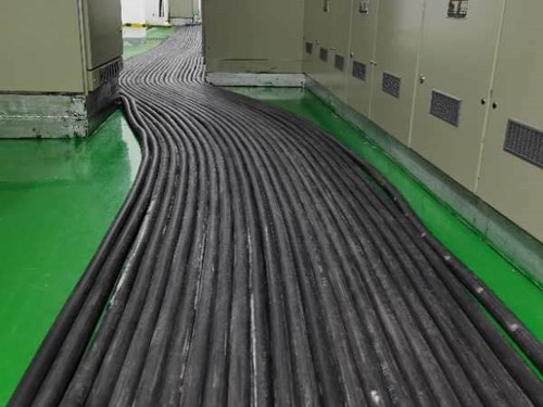 民和如何根据理论计算公式计算温度对特定电压测量结果的影响？